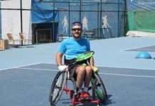 Eline sararak tutabildiği raketiyle olimpiyatlara hazırlanıyor!